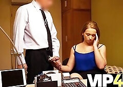 Dulce mujer no tiene nada en contra de perder el tiempo con el prestamista