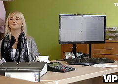 Katy Rose In Langelo Bionda Passa Volentieri Il Couch Casting