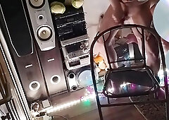 o fata care sa masturbat un barbat frecand penisu de spataru uni scaun pana cand sper