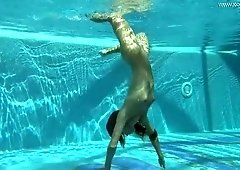 Sexy underwater solo show of long haired amateur babe is worth watching