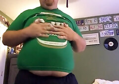 Immense tee-shirt, larger abdomen