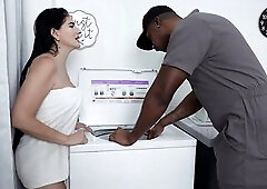 Me follo a un tecnico con una enorme BBC hasta correrse en mis tetas