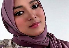 Asti Dharmastuti Pink hijab