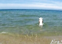 Exposed mom bathing exposed in the sea