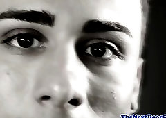 Ripped amateur enjoys solo tugging