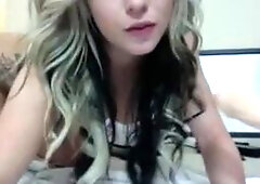 Girl Uses Dildo Machine on Webcam