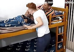 Putaria na beliche, escondido