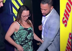 il améne sa coquine pomper des queux au gloryhole