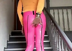 fat ugly dumpcum Blondchen  posiert in zu enegn Leggings