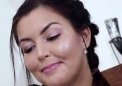 Versauter Deutschunterricht.Studentin Cindy Shine verführt alten Professor und schluckt den Saft.