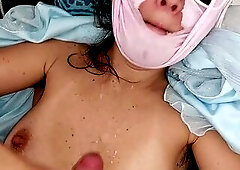 Amateurpaar spritzt ins Gesicht und fickt die Titten. Latin chick haarige Muschi, großer Arsch