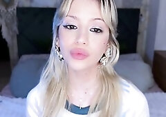 This pack gathers my most excellent lips fetish close-ups of my natural overweight lips. I tease, move 'em sluggishly, apply gloss, play with my 