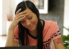 Joven desempleada está lista para follar por su ropa nueva