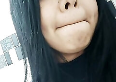 Escondida en baño publico