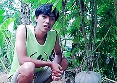 Twink Jay Courtland enjoys big cock blowjobs and gets covered in cum in a realistic scenario