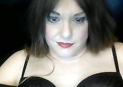 Ya beauty Ree flashes her little white girly bits during a livestream, while flirting with lads.