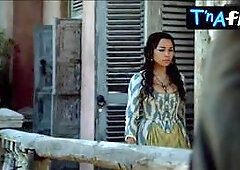 Jessica Parker Kennedy Lesbian,  Butt Scene  in Black Sails