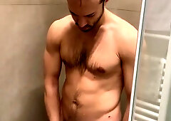 Italian stallion with a ginormous beefstick takes a sizzling bathroom