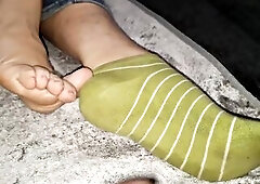 That babe not fast takes off her socks and rubs her feet jointly
