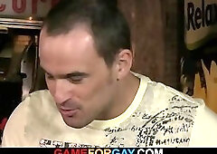 He seduces straight bartender after couple of drinks