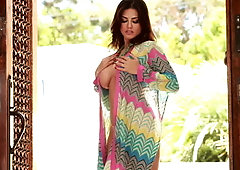 Sunny Leone spreading her legs wide