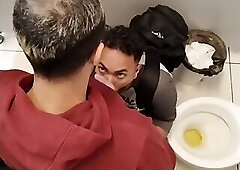 Mamando dentro do box do banheiro