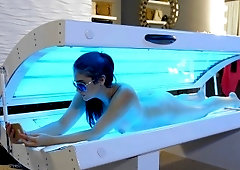 Violet Starr masturbates in the tanning bed while taking selfies
