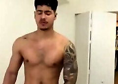 Brasileño guapo se masturba