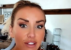 Big boob brunette masturbates on webcam