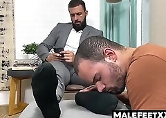 Thoms's expert tongue licks and sucks bearded Maui's tall toes