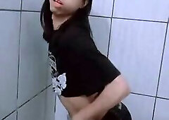 Shortinho dessa Puta Traveca gótica se masturbando de calcinha no short Mulher Travesti Carl