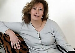 mutti in strapsen holt ihren sex toy raus und faengt an