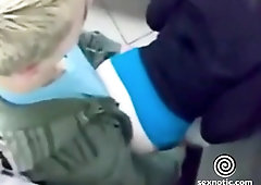 Blondes Paerchen fickt auf dem Schulklo!