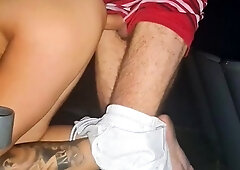 Marido leva a esposa ao cinema adulto pela primeira vez na