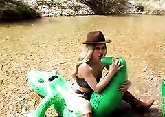 That babe's Lissa Brown, a lover of the wild, the dangerous, and the bizarre, and a TV presenter on this wildlife channel. This day that babe