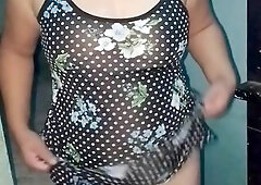 Se levanta de frente su vestido de flores para mostrarno su tanga hawt