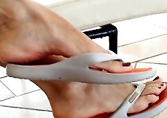I proceed sharing with u some pieces of my vacations.. this time get fun of viewing me in my swimming dress streched on a swimming pool bench and dang