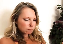 Close up MILF masturbation