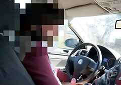 un baiat care e freaca pula uni peak de volan pana cand sperma va fi ejagulata pe vola