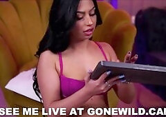 Hot Latina Masturbates Live