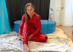 Messy art session with a brunette MILF behind the scenes