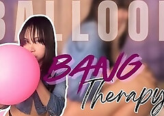 En esta sesión, reboto mi cuerpo desnudo sobre globos hinchados hasta que revientan contra mi piel. Siento el latex crujir y estallar... tu terapia p