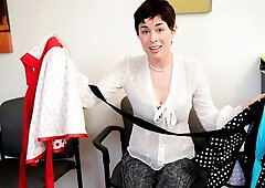 Lusty MILF Olive Glass gives a wet and sloppy blowjob on the knees