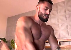 Dos chulazos velludos follan a pelo.