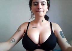 pierced babe sucking a dildo between tits live on webcam