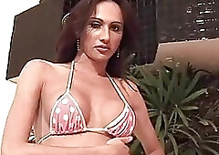 Tranny Danielly Marinetto masturbates in a jacuzzi