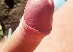 ANSIMA E SBORRA IN PUBBLICO - (ITALIANO) SBORRATA FORTISSIMA E GEMITI CON UN CAZZO ENORME