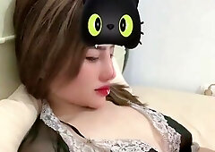 Alluring Mei Yien enjoys solo sensual big breasts live