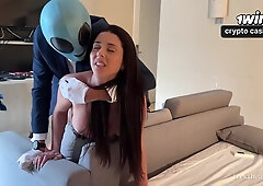 When She Started Sitting Up Hard, The Alien Begged The Ship Not To Rescue Him