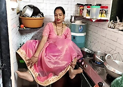 Indian Wife Cuckold Hubby Ke Samne Boyfriend Se Chuda Kitchen